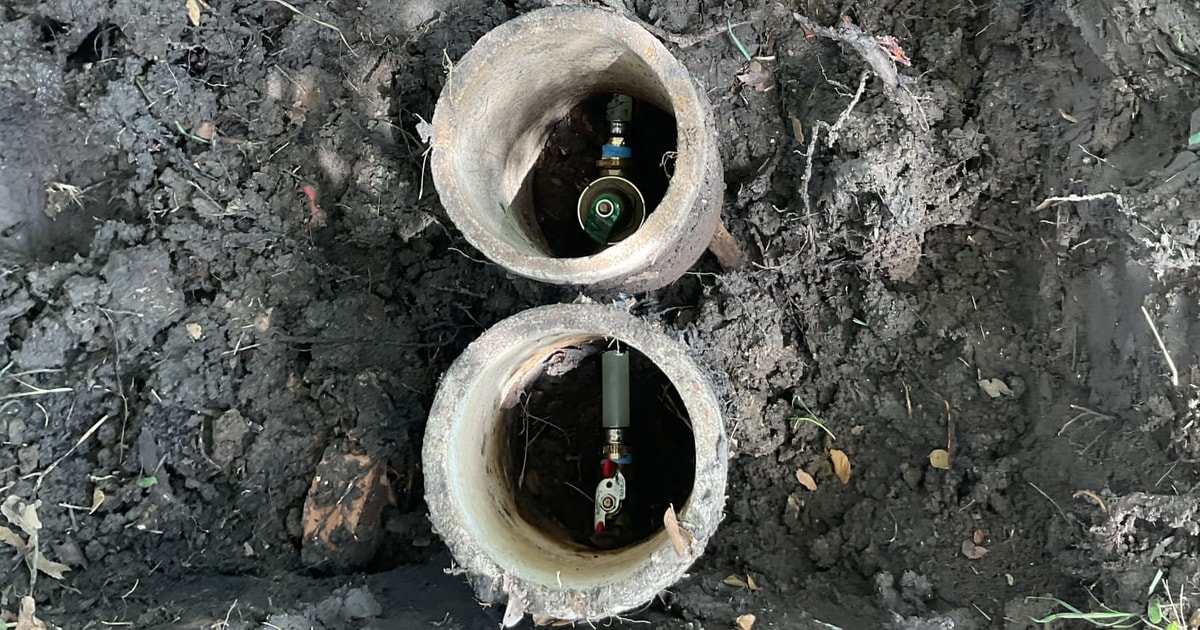 Outside Pip How to Spot and Fix Outdoor Pipe Leaks | Economy Plumbing
